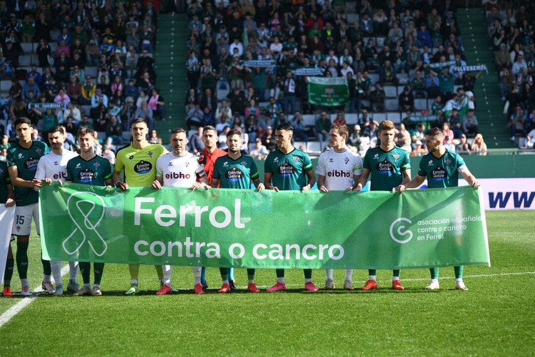 El Racing de Ferrol con los "Brazaletes de esperanza" en 2024.