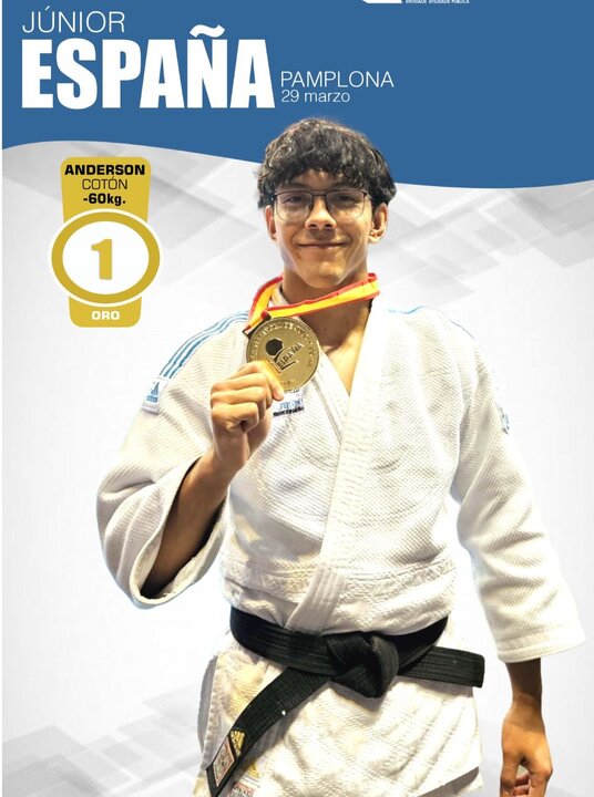 Anderson Cotón con su medalla de oro.