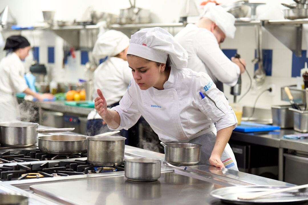 María Bazar Verdes cocinando el plato ganador.