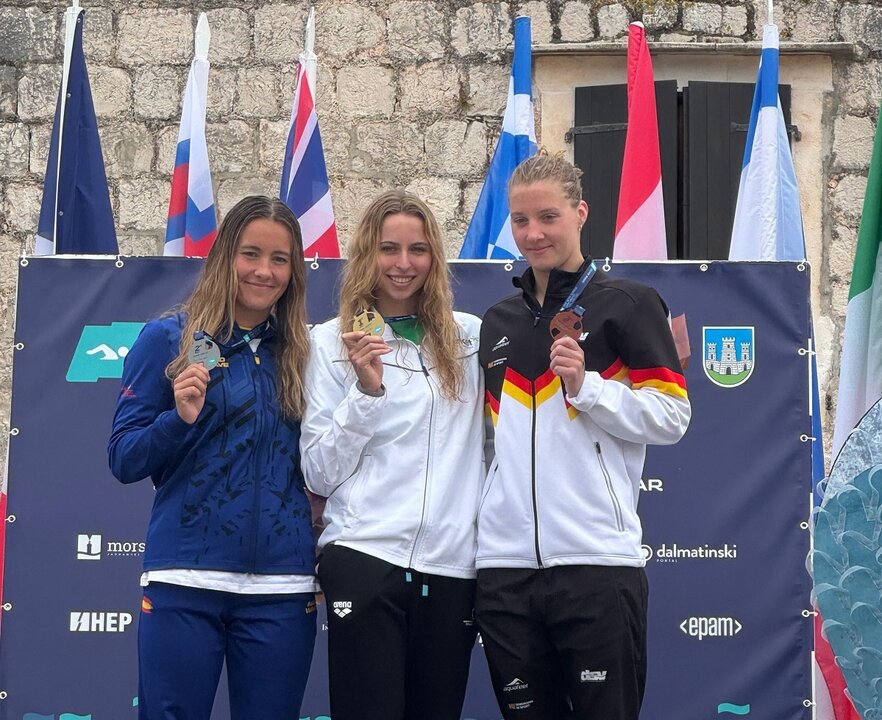 Paula Otero en el podio con su medalla de plata.