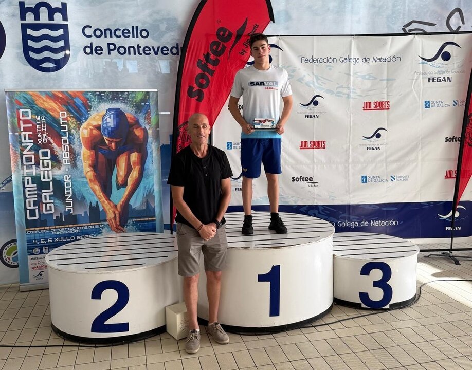 Mateo García, del Club Natación Arteixo, levantando el trofeo.