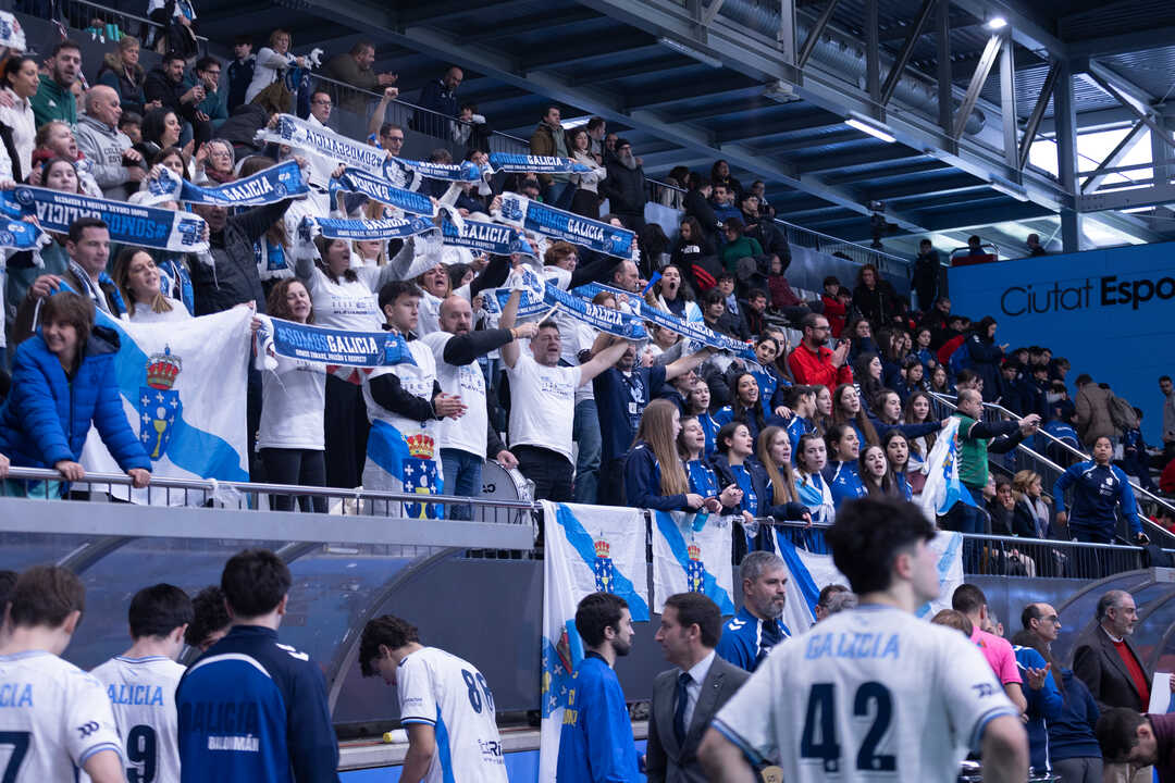 La afición gallega durante el CESA 2026 de balonmano. Foto @fergodesign