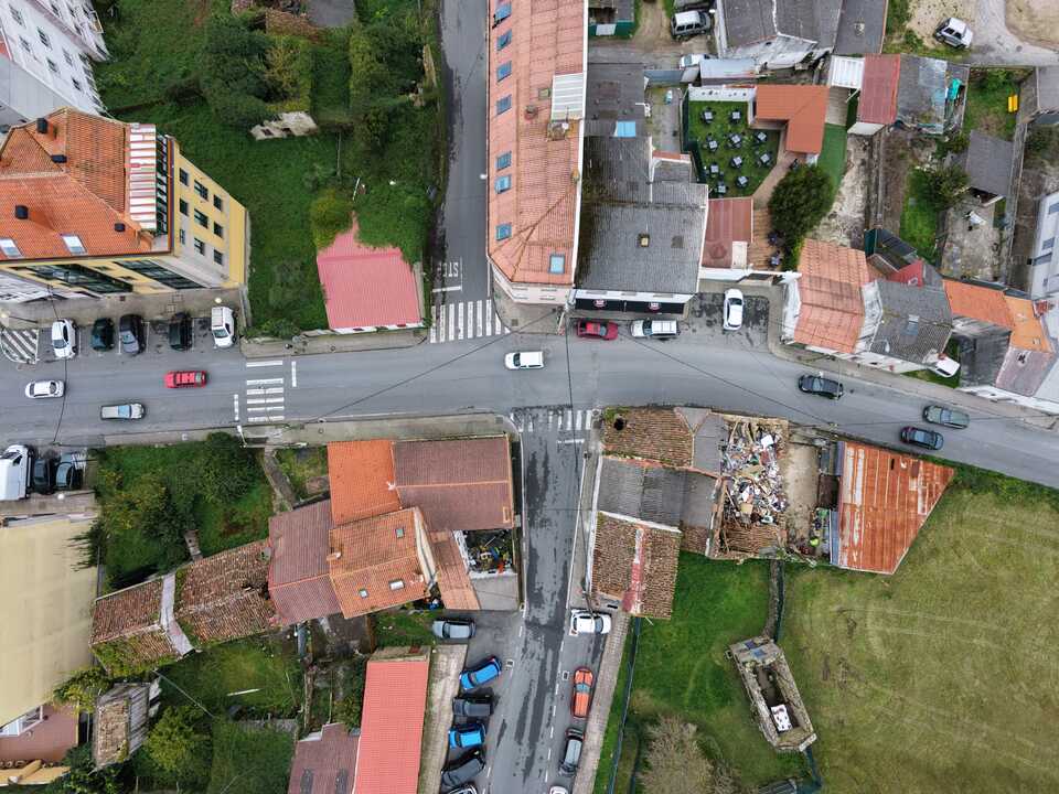 Cruce alto de Arteixo antes de la demolición de los inmuebles.